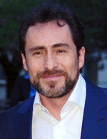 Saludo  de Demián Bichir
